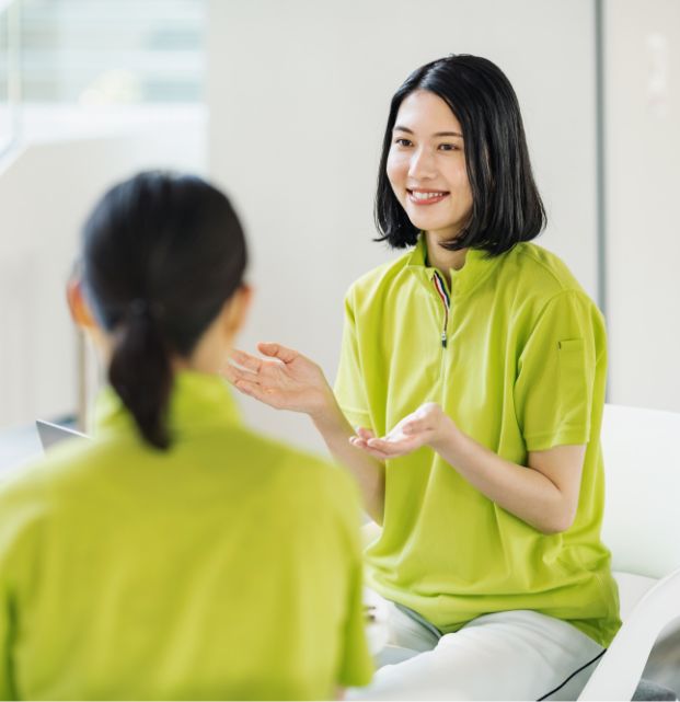 障がい者グループホームのスタッフ研修をしている様子